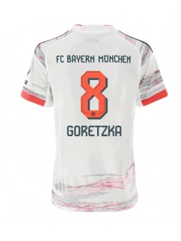 Billige Bayern Munich Leon Goretzka #8 Bortedrakt Dame 2025-26 Kortermet